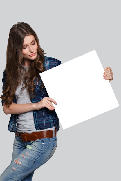 Foto grátis menina segurando cartaz branco