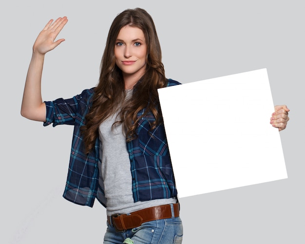 Menina segurando cartaz branco