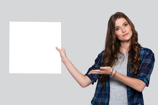 Foto grátis menina segurando cartaz branco