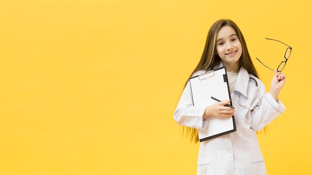 Menina, segurando o espaço vazio de cópia de transferência