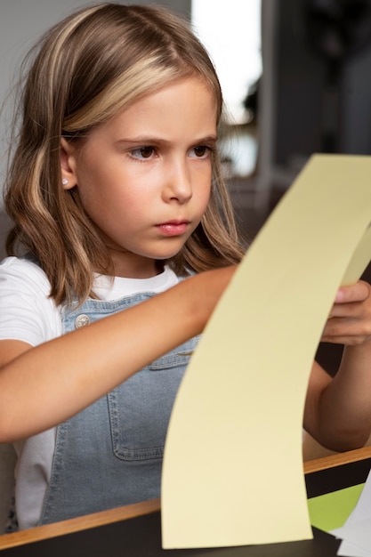 Foto grátis menina segurando papel amarelo