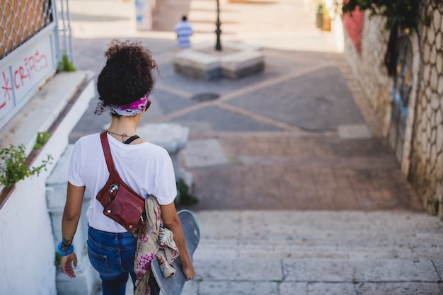 Foto grátis menina, segurando, skate, andar, baixo, escadas