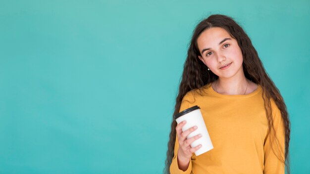 Menina, segurando, um, bebida, com, espaço cópia