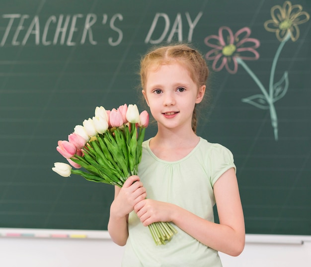 Menina segurando um buquê de flores