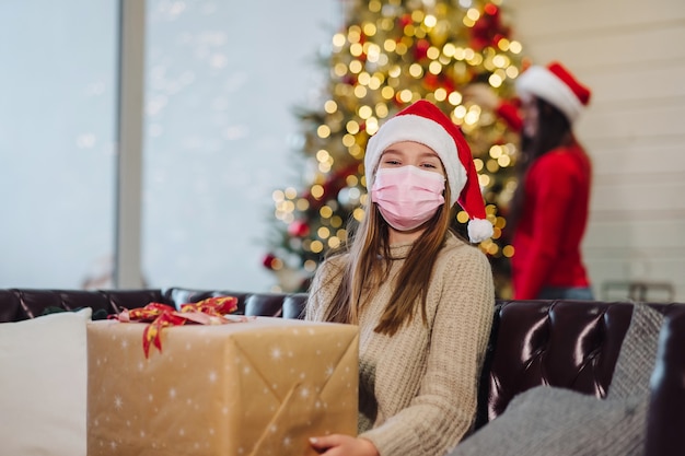 Menina segurando um presente de natal no natal.