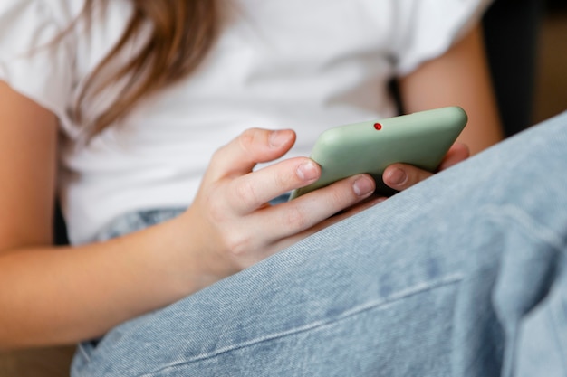 Menina segurando um smartphone