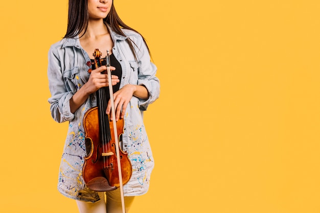 Menina, segurando, um, violino