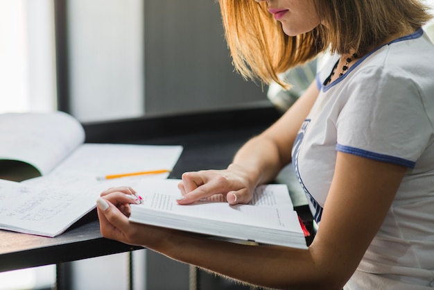 Foto grátis menina sentada à mesa