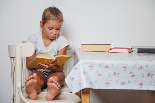 Menina sentada com livro