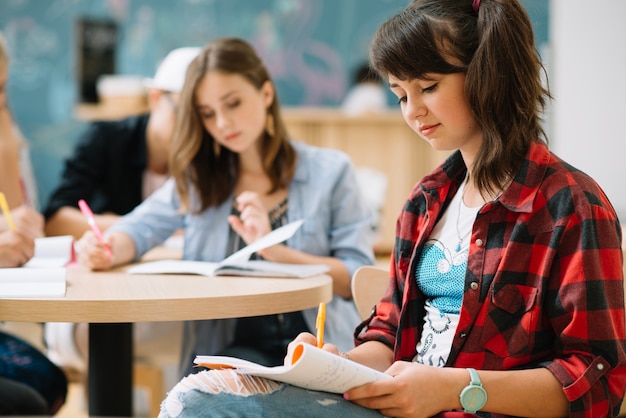 Menina sentada e estudando