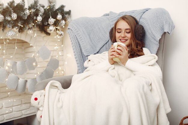 Menina sentada na cadeira. Mulher com Copa. Senhora se preparando para o Natal.