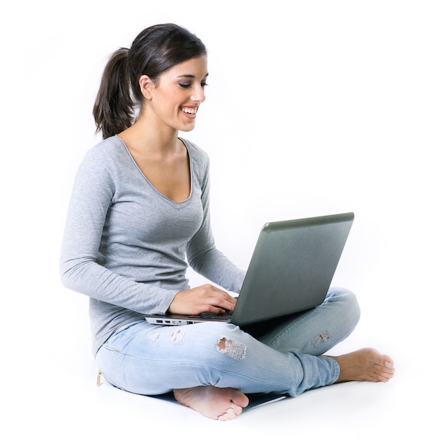 Menina sentada na farinha e laptop segurando