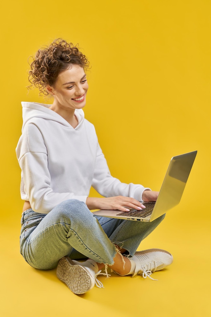 Foto grátis menina sentada nas pernas trabalhando no laptop