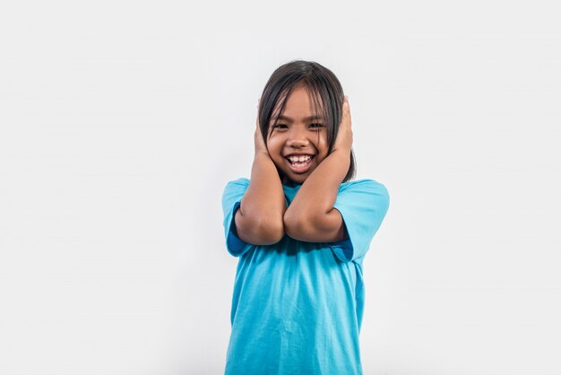 menina sente raiva em estúdio tiro