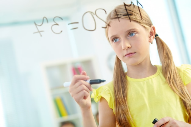 Menina séria resolver matemáticas somas