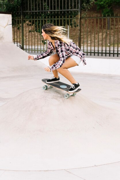 Menina skater rápida