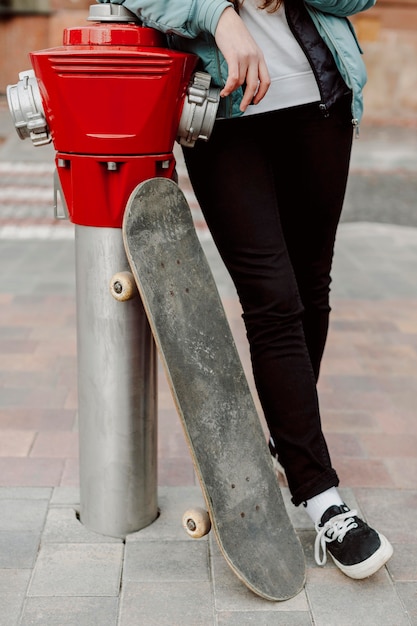 Menina skatista na cidade