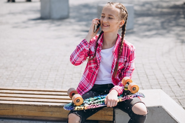 Menina skatista no parque