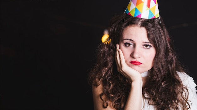 Foto grátis menina solitária e entediada na festa