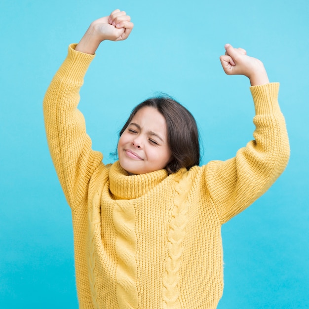 Menina sonolenta em roupas de inverno