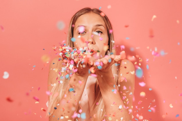 Menina, soprando, confetti