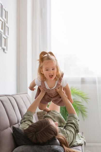 Foto grátis menina sorridente brincando com a mãe