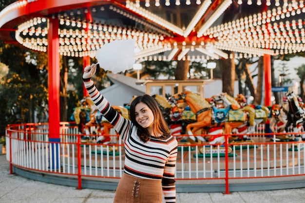 Menina sorridente, com, algodão doce