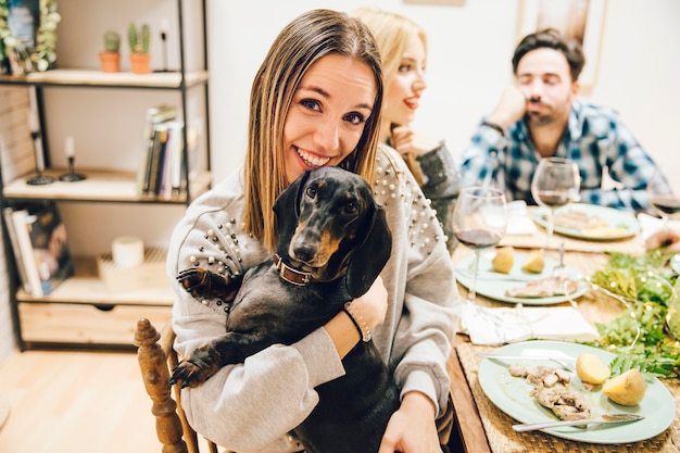 Menina sorridente com cachorro