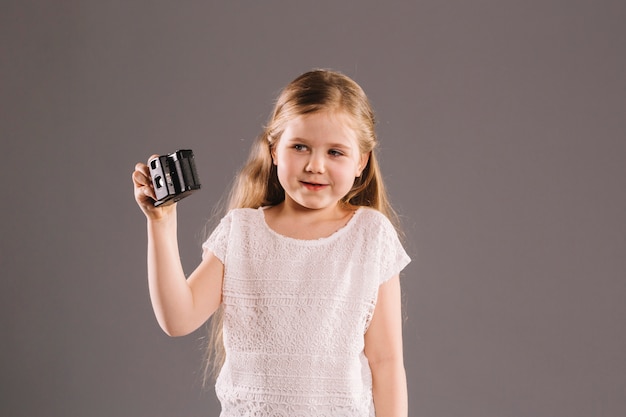 Foto grátis menina sorridente com câmera