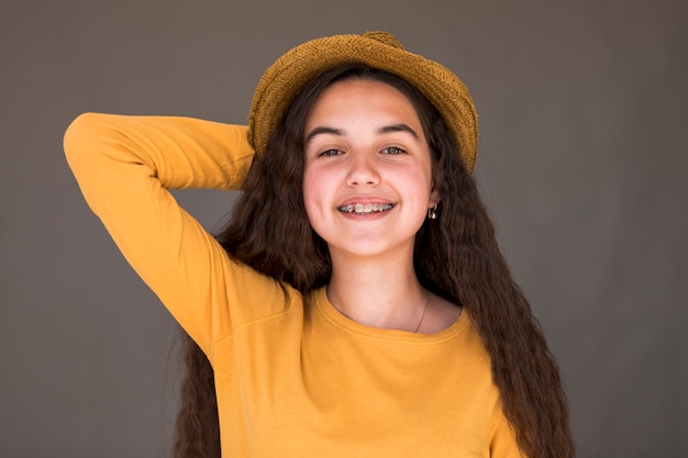 Menina sorridente com chapéu de palha