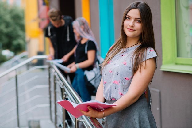 Menina sorridente com notepads