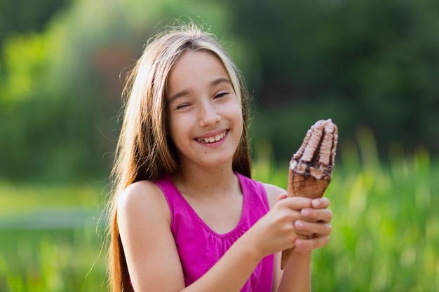 Foto grátis menina sorridente com sorvete de chocolate