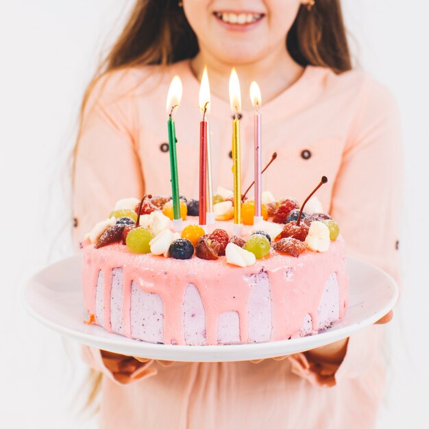 Menina sorridente, com, um, bolo aniversário