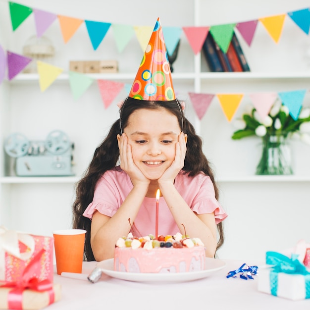 Menina sorridente, com, um, bolo aniversário