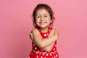 Foto grátis menina sorridente com um vestido vermelho