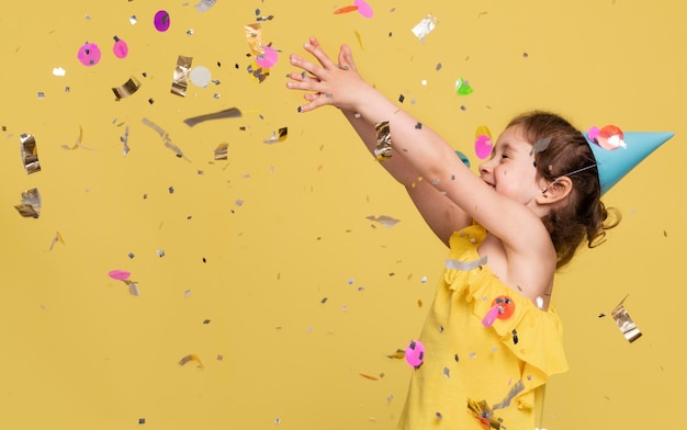 Menina sorridente comemorando aniversário