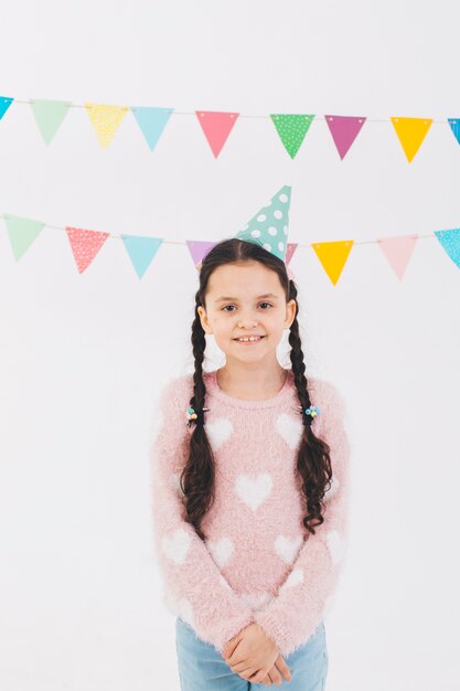 Menina sorridente comemorando um aniversário