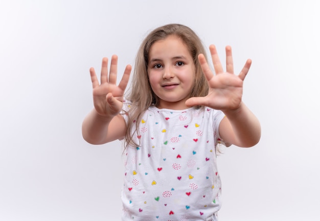 Foto grátis menina sorridente da escola vestindo uma camiseta branca mostrando números diferentes em fundo branco isolado