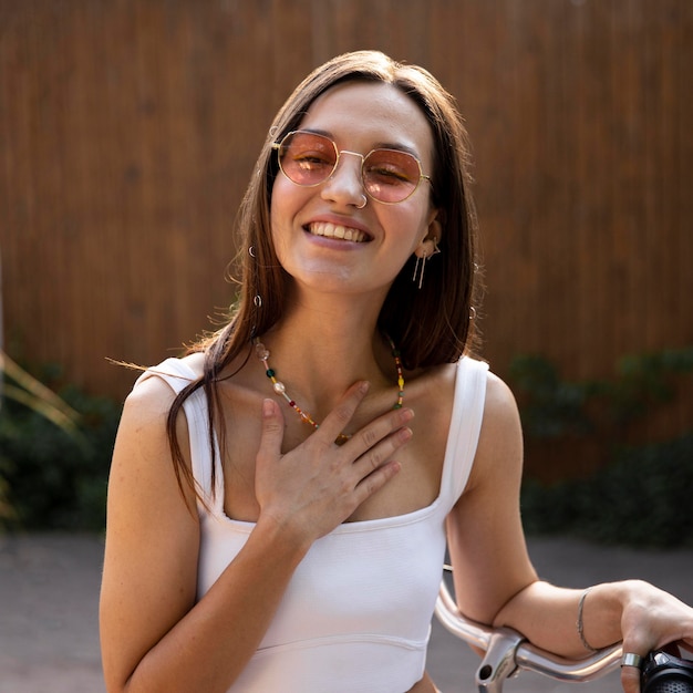 Menina sorridente de retrato com bicicleta