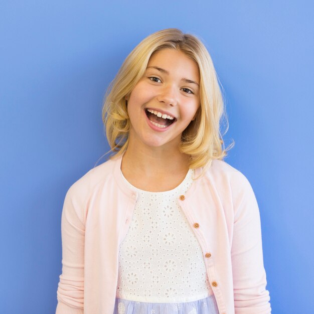 Menina sorridente de retrato