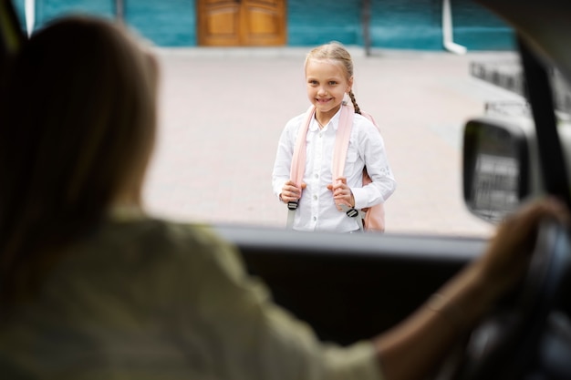 Foto grátis menina sorridente de tiro médio indo para a escola