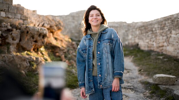 Menina sorridente e paisagem de colinas