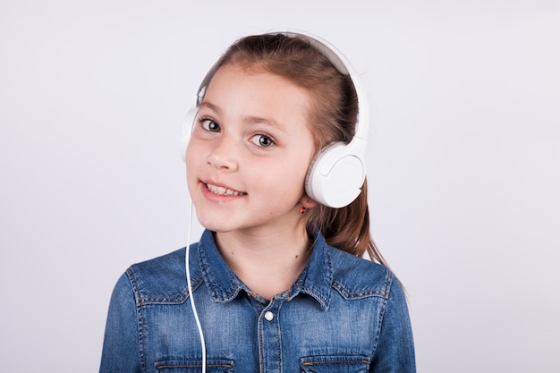 Menina sorridente em fones de ouvido