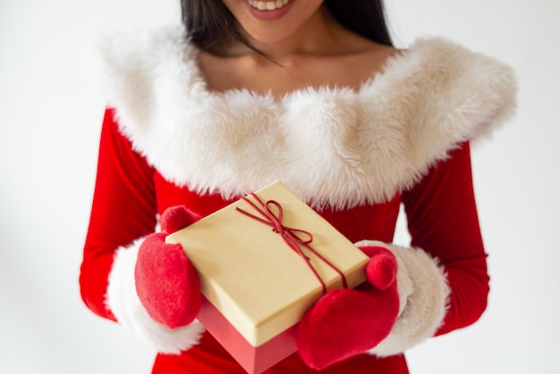 Menina sorridente, em, traje santa, e, vermelho, mittens