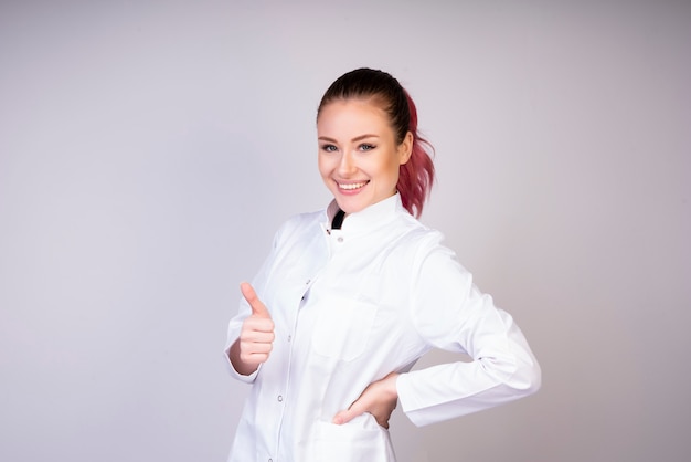 Menina sorridente em uniforme médico branco