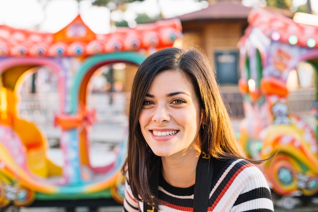 Menina sorridente na frente de um passeio