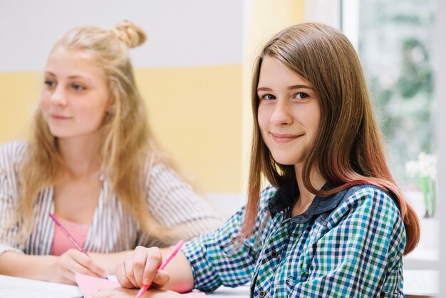 Menina sorridente na sala de aula