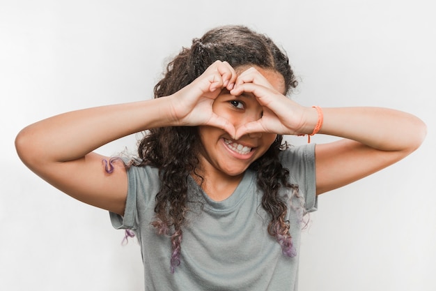 Menina sorridente, olhando, forma coração