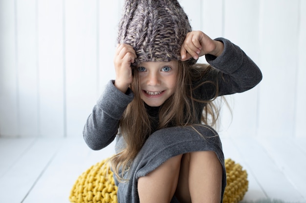 Foto grátis menina sorridente, olhando para o fotógrafo