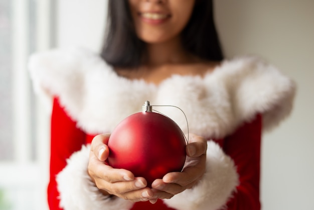 Menina sorridente, segurando, bauble natal